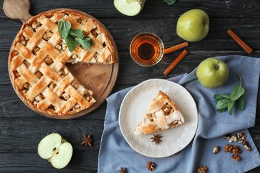 Ahşap arka plan üzerinde lezzetli ev yapımı elma pasta ile kompozisyon