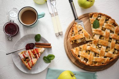 Lezzetli ev yapımı elma pasta tablo ile kompozisyon