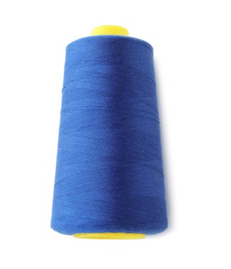 Beyaz arka plan üzerinde renkli dikiş ipliği