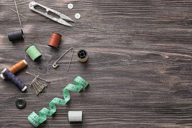 Ahşap arka planda aksesuarlar dikiliyor