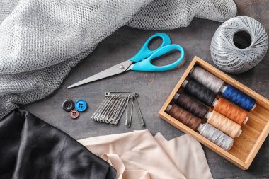 Gri arka plan üzerinde dikiş aksesuarları