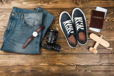 Ahşap arka plan, üstten görünüm üzerinde bir turistin şeyler ile kompozisyon