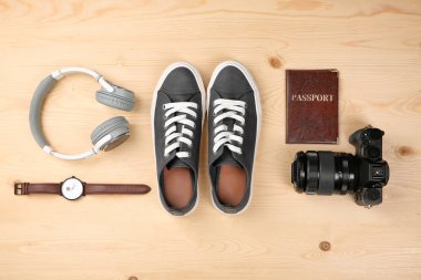 Ahşap arka plan, üstten görünüm üzerinde bir turistin şeyler ile kompozisyon