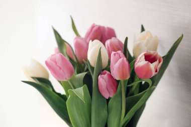 Güzel Lale üzerinde açık renkli buket