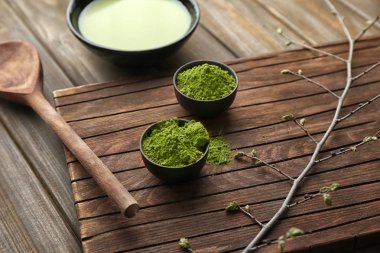 Kase ile ahşap tahta üzerinde toz matcha yeşil çay