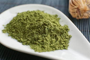 Toz matcha yeşil çay, closeup ile plaka
