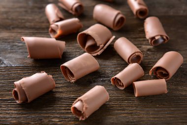 Ahşap masa üzerinde çikolata bukleler