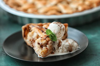 Lezzetli elmalı turta ve dondurma masada parça ile plaka