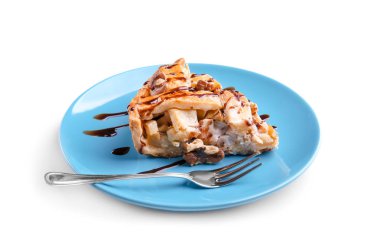 Dilim beyaz zemin üzerine lezzetli elma pasta plaka