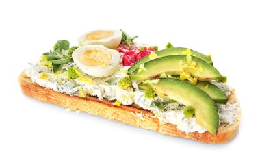 Avokado ve beyaz arka plan üzerinde yumurta lezzetli kızarmış ekmek