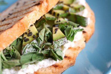 Plaka, closeup üzerinde avokado lezzetli ekmek