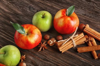 Taze elma ve tarçın ahşap arka plan üzerinde