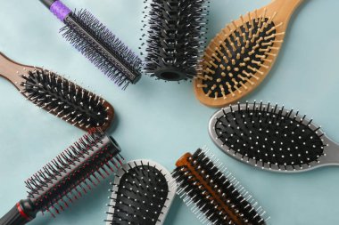 Işık arka plan üzerinde profesyonel berber aletleri