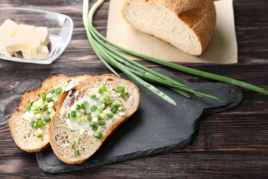 Soğan kayrak plaka üzerinde kızarmış ekmek