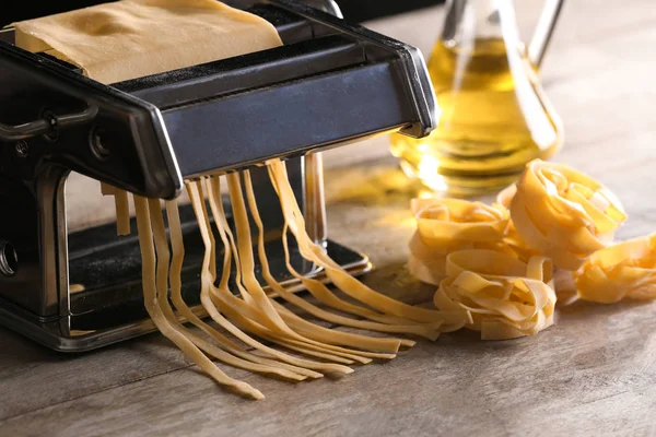 Metalen Pastamachine Met Deeg Keukentafel — Stockfoto