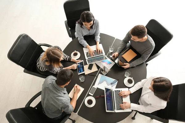 Jóvenes Que Tienen Una Reunión Negocios Oficina — Foto de Stock