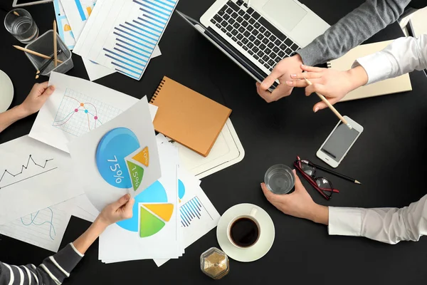 Jóvenes Que Tienen Una Reunión Negocios Oficina — Foto de Stock