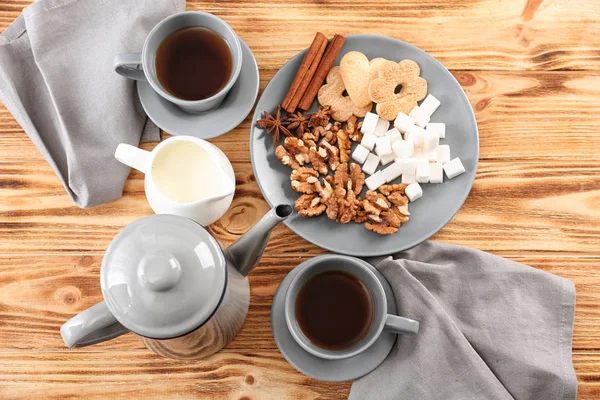 Flache Liegekomposition Mit Tee Milch Und Leckereien Auf Dem Tisch — Stockfoto