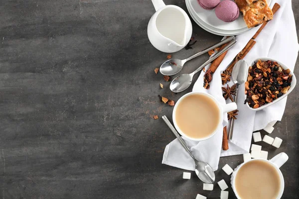 Flache Liegekomposition Mit Tee Milch Und Leckereien Auf Grauem Hintergrund — Stockfoto