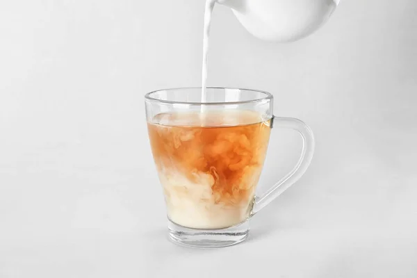 Milch Köstlichem Tee Auf Hellem Hintergrund Hinzufügen — Stockfoto