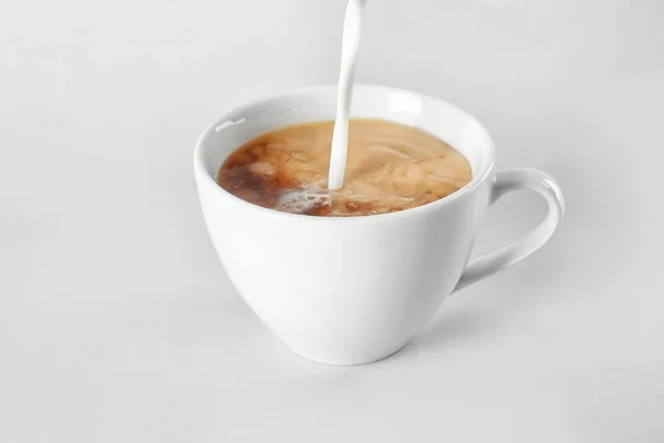 Προσθήκη Γάλακτος Στο Γευστικό Τσάι Επάνω Ελαφρύς Υπόβαθρο — Φωτογραφία Αρχείου