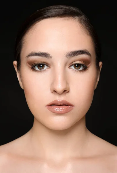 Retrato Mujer Joven Con Hermoso Maquillaje Profesional Sobre Fondo Oscuro —  Fotos de Stock