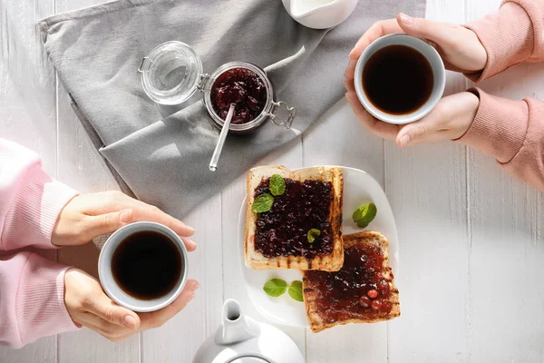 Mulheres Bebendo Chá Com Deliciosas Torradas Vista Superior — Fotografia de Stock