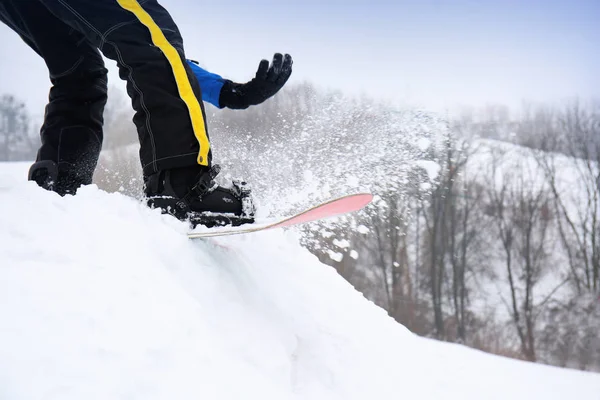 Αρσενικό Snowboarder Πλαγιά Στο Χειμερινό Θέρετρο — Φωτογραφία Αρχείου