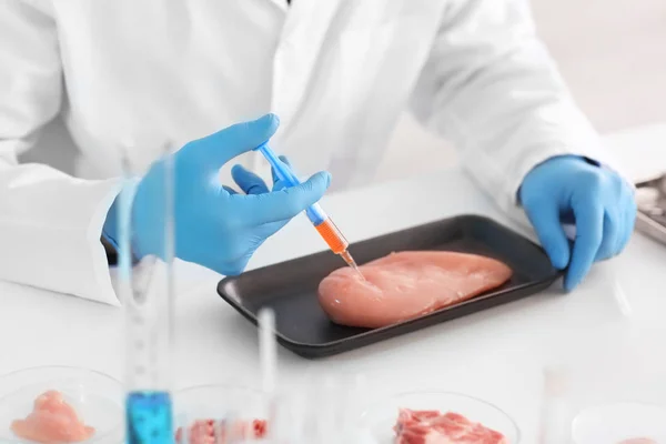 Wetenschapper Met Spuit Vlees Monster Laboratorium Onderzoek — Stockfoto