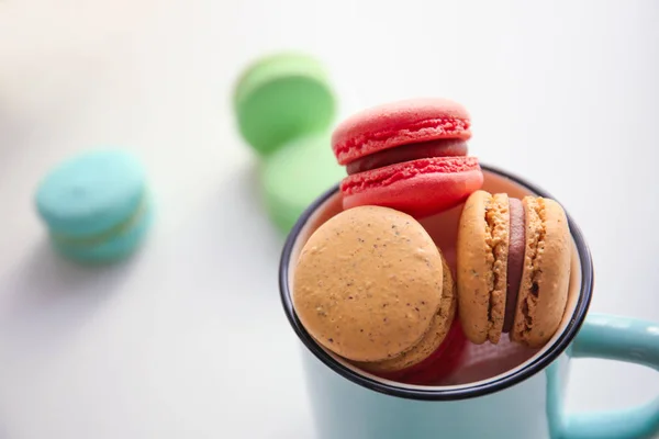 Copo Metal Com Saborosos Macarons Coloridos Fundo Branco Close — Fotografia de Stock