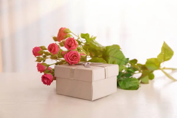 Presentförpackning Och Vackra Blommor Bord — Stockfoto