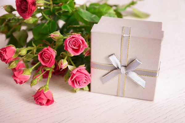 Presentförpackning Och Vackra Blommor Ljus Bakgrund — Stockfoto