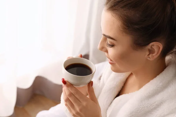 家でコーヒーを飲むの美しい若い女性の朝 — ストック写真