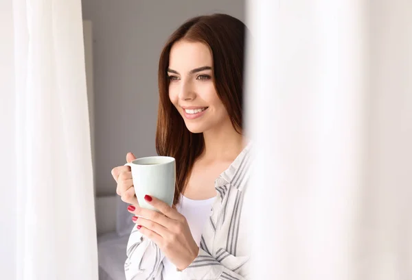 Πρωί Της Όμορφη Νεαρή Γυναίκα Που Πίνει Καφέ Στο Σπίτι — Φωτογραφία Αρχείου