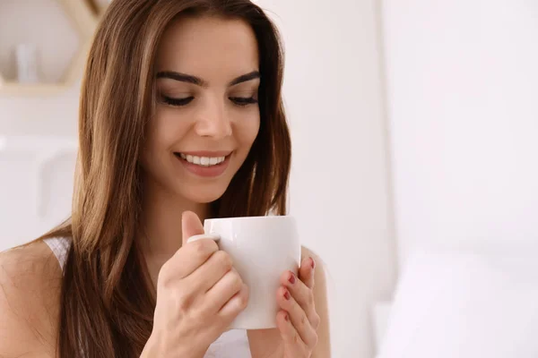 Mañana Hermosa Joven Bebiendo Café Casa — Foto de Stock