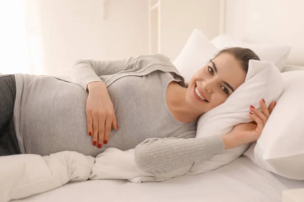 Morgen Der Schönen Schwangeren Frau Auf Dem Bett Liegend — Stockfoto