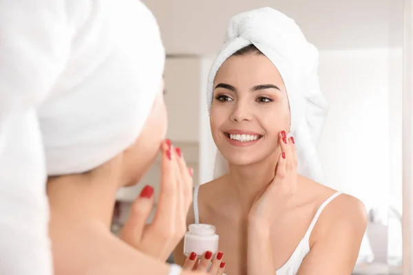 Mañana Hermosa Mujer Joven Aplicando Crema Facial Baño — Foto de Stock