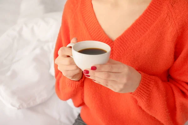 Vacker Ung Kvinna Dricka Kaffe Hemma Närbild Morgonen — Stockfoto