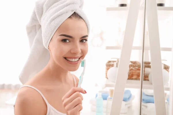 Mañana Hermosa Mujer Joven Limpiando Los Dientes Baño — Foto de Stock