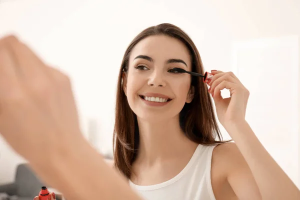 Morgen Der Schönen Jungen Frau Die Sich Hause Schminkt — Stockfoto