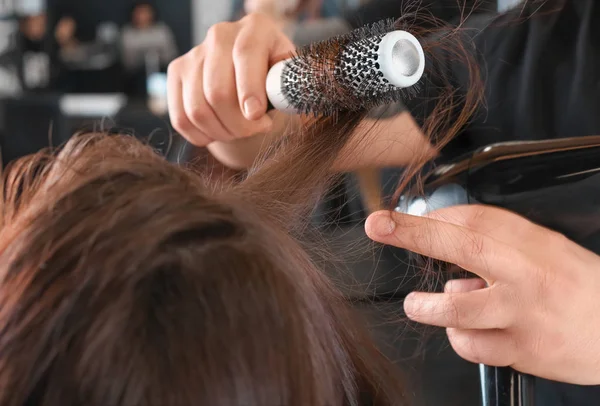 Professional Hairdresser Working Client Beauty Salon Closeup — Stock Photo, Image