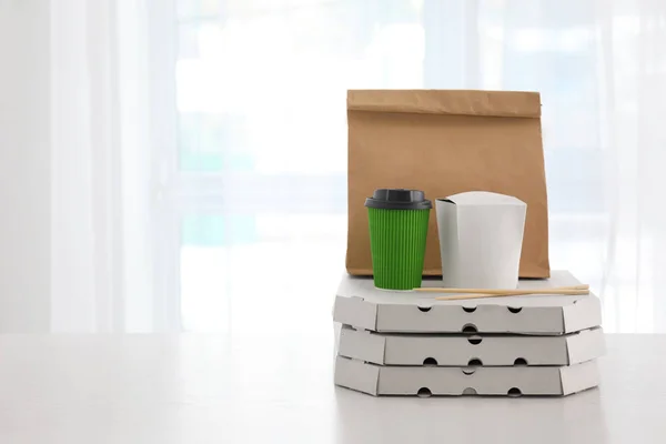 明るい背景からテーブルの上の紙パッケージ ボックス コーヒー カップ 食品配送 — ストック写真
