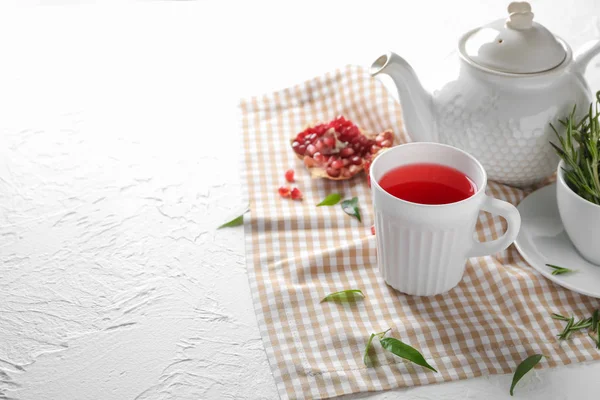 Tasse Heißer Aromatischer Tee Auf Dem Tisch — Stockfoto