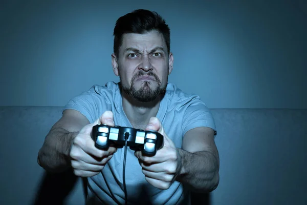 Duygusal Adam Akşam Video Oyun Oynarken — Stok fotoğraf