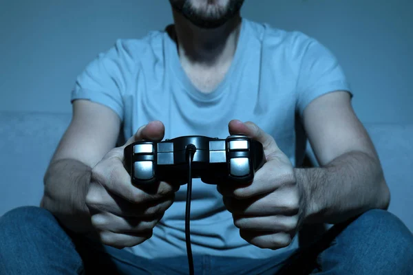 Άνθρωπος Που Παίζει Video Game Στο Σπίτι Βράδυ Κοντινό Πλάνο — Φωτογραφία Αρχείου