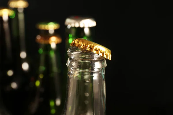 Botella Vidrio Abierta Cerveza Fría Sobre Fondo Oscuro Primer Plano — Foto de Stock