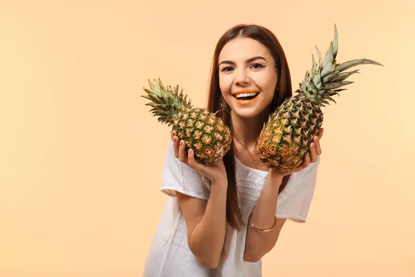 Attrayant Jeune Femme Avec Deux Ananas Sur Fond Couleur — Photo