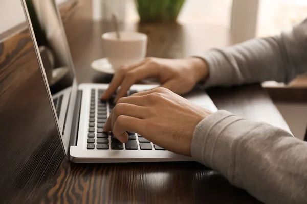 Joven Freelancer Usando Laptop Cafetería — Foto de Stock