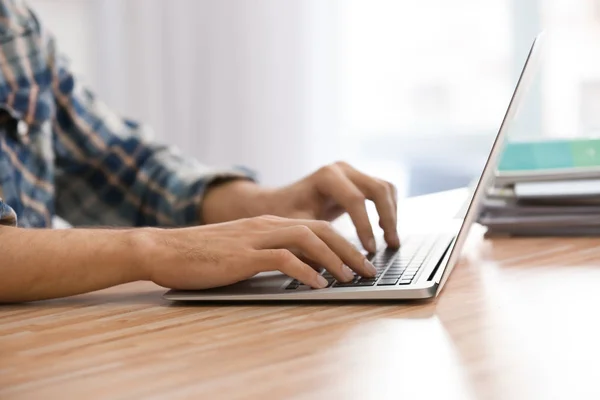 Joven Freelancer Usando Laptop Casa — Foto de Stock