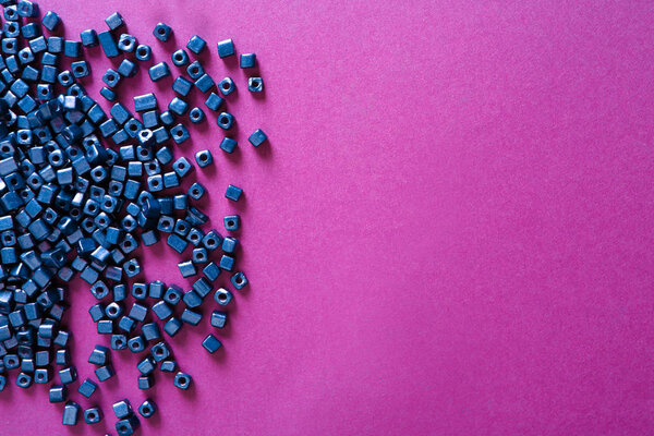 Много фиолетовых бусин на цветном фоне
